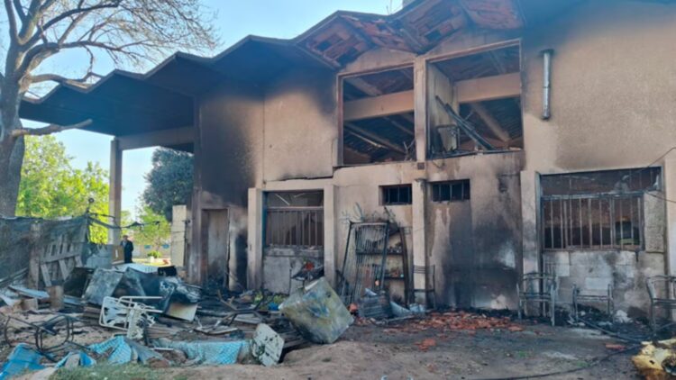 Cuatro dotaciones de Bomberos trabajaron para controlar las llamas.