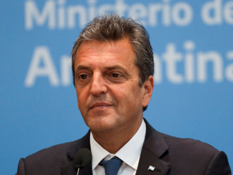 El ex candidato presidencial del peronismo reapareció en el escenario público.