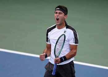 Tomás Etcheverry sigue firme en el US Open y avanzó a la tercera ronda