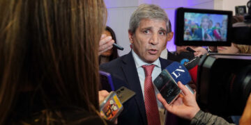 Tras la reunión de Caputo con inversores, el riesgo país superó los 550 puntos