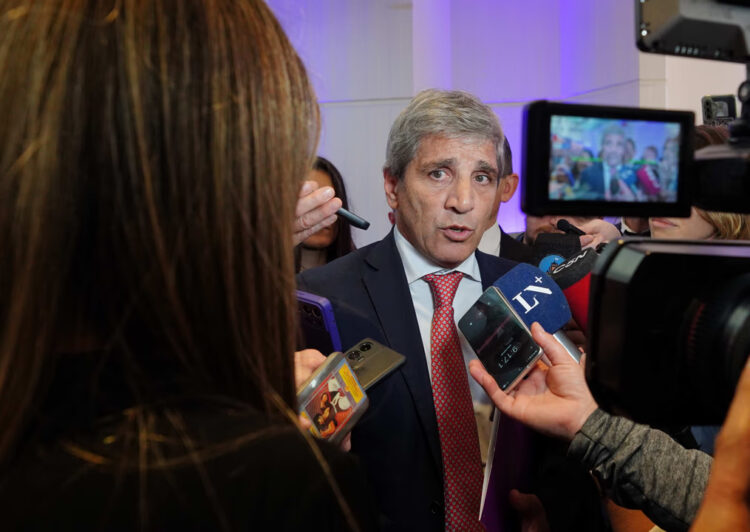 La deuda argentina volvió a caer mientras el ministro expuso el programa económico ante inversores en Nueva York.
