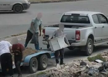 Tres personas aprehendidas y con multas de $4 millones tras arrojar residuos a la vía pública