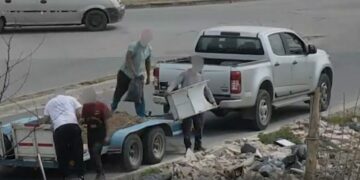 Tres personas aprehendidas y con multas de $4 millones tras arrojar residuos a la vía pública Arrojo ilegal de residuos en la vía pública: tres personas aprehendidas, multa de $4 millones y una camioneta secuestrada.