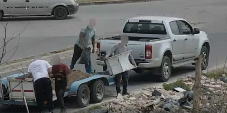 Arrojo ilegal de residuos en la vía pública: tres personas aprehendidas, multa de $4 millones y una camioneta secuestrada.
