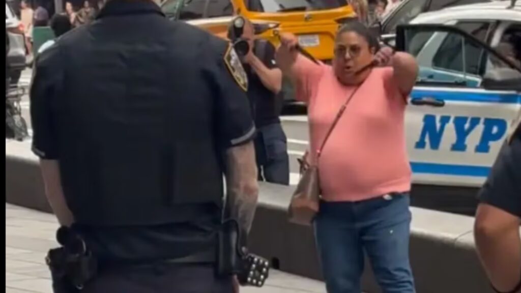 Una mujer murió apuñalada en Times Square y la agresora fue abatida por la policía Una mujer murió apuñalada en Times Square y la agresora fue abatida por la policía