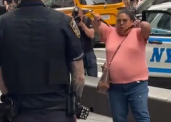 Una mujer murió apuñalada en Times Square y la agresora fue abatida por la policía
