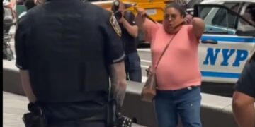 Una mujer murió apuñalada en Times Square y la agresora fue abatida por la policía