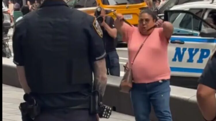 La sospechosa, que parecía sufrir trastornos emocionales, murió baleada por la Policía cuando se negó a soltar los cuchillos.