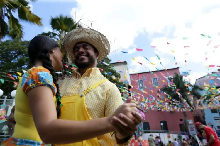Una pareja baila forró durante las fiestas de San Juan en Pelourinho, el centro histórico de Salvador de Bahía, Brasil, el 24 de junio de 2022. Foto: redes.