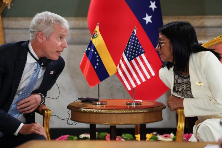 Venezuela firmó acuerdos con grandes transnacionales energéticas El secretario de Energía de Estados Unidos, Chris Wright, y la presidenta interina venezolana, Delcy Rodríguez.