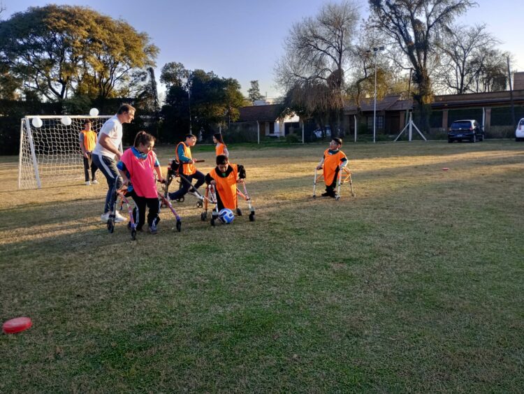 Acción en la cancha. Los protagonistas de Walking Gol en plena práctica, donde el fútbol funciona como puente para la inclusión social.