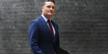 El secretario de Defensa del Reino Unido afirmó que están preparados para "defender" las Malvinas Wes Streeting sostuvo que Argentina carece de la capacidad militar para tomar el archipiélago y rechazó las pretensiones de soberanía de Javier Milei.