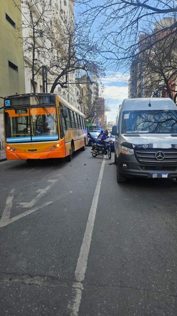 Choque entre un colectivo, un utilitario y una moto en pleno Centro Choque entre un colectivo, un utilitario y una moto en pleno Centro