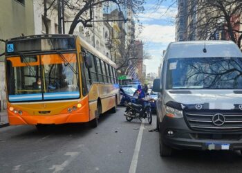 Choque entre un colectivo, un utilitario y una moto en pleno Centro