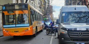 Choque entre un colectivo, un utilitario y una moto en pleno Centro