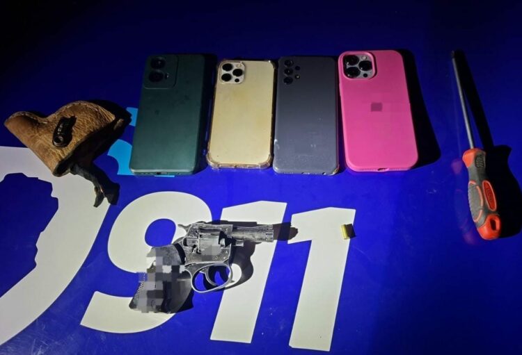 Un control preventivo en Saldán terminó con cuatro personas detenidas y el secuestro de un revólver, municiones, teléfonos celulares, un vehículo y otros elementos.