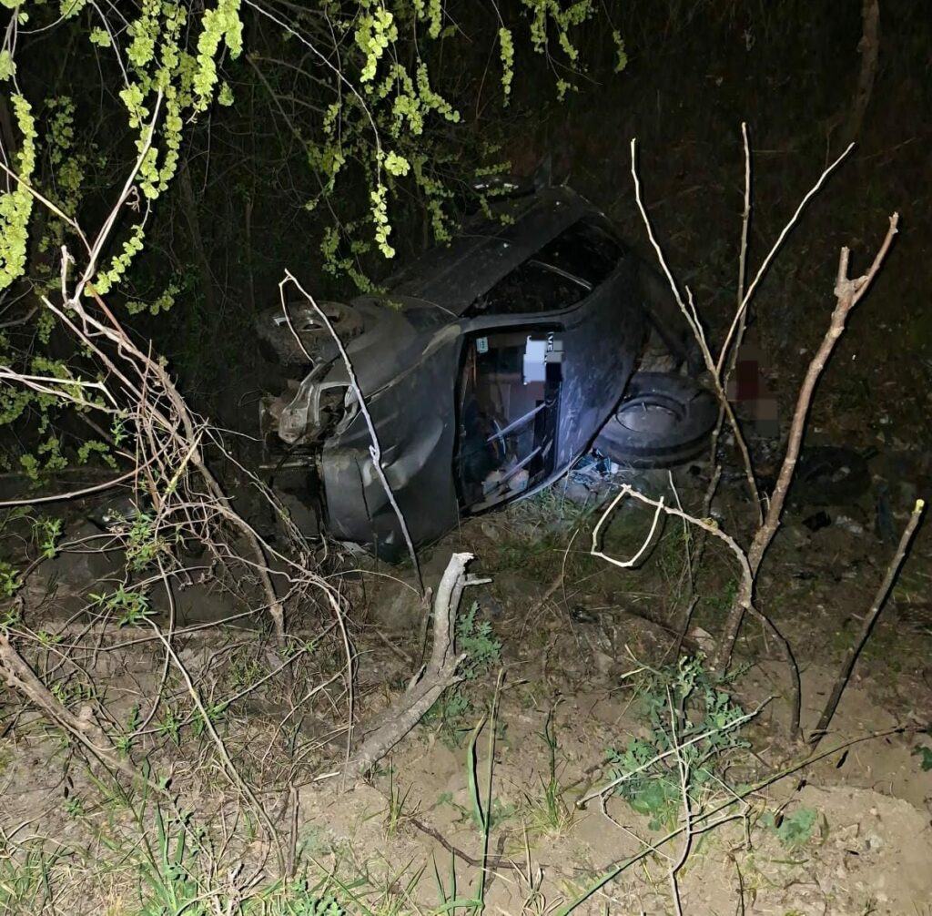 Un auto cayó por un barranco y tres personas resultaron heridas