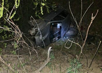 Un auto cayó por un barranco y tres personas resultaron heridas
