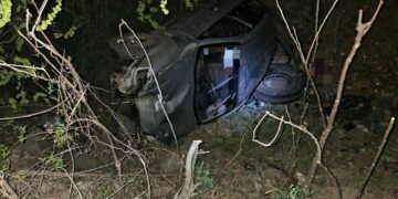 Un auto cayó por un barranco y tres personas resultaron heridas