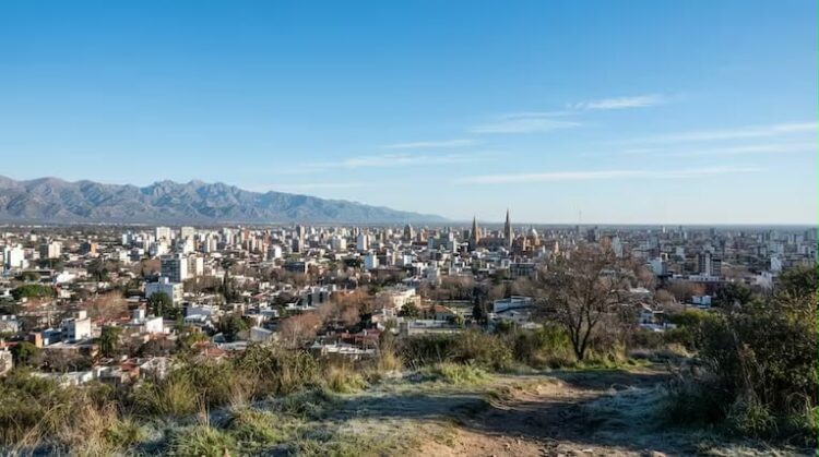 Córdoba tendrá este domingo una jornada fresca y con nubosidad variable, con una máxima de 12°C y vientos moderados que rotarán del este al noreste.