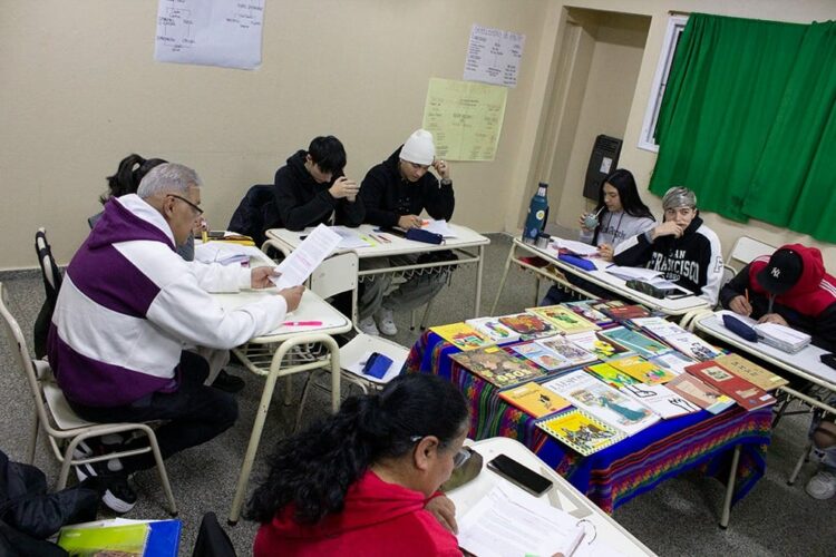 Las propuestas permiten a jóvenes y adultos de Córdoba completar sus estudios primarios o secundarios mediante distintas modalidades de cursado.