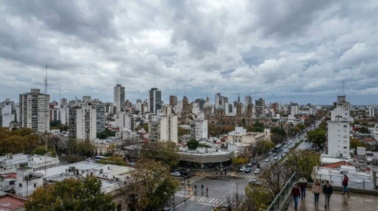 Cielo cubierto sobre la capital cordobesa: se esperan lluvias débiles e intermitentes a lo largo de toda la jornada, con máximas que no superarán los 19°C.