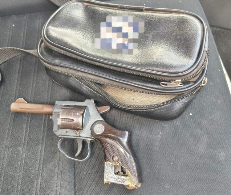 Procedimiento policial en barrio El Dorado: secuestraron el revólver con el que la aprehendida amenazó a los efectivos tras una disputa familiar.