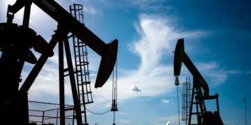 El petróleo vuelve a dispararse y quiebra la barrera de los 105 dólares tras la escalada del conflicto en Medio Oriente