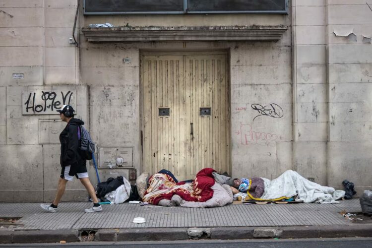 Según estimaciones privadas, la pobreza habría vuelto a crecer durante el primer semestre de 2026 y alcanzaría a unos 15,1 millones de argentinos.