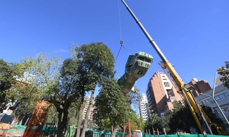 El dinosaurio gigante ya comenzó a instalarse en el Parque de las Tejas como parte de la renovación del sector de juegos infantiles.