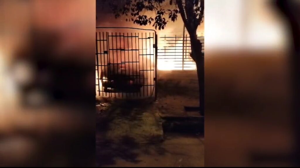 Bomberos sofocaron un incendio en un automóvil Bomberos sofocaron un incendio en un automóvil
