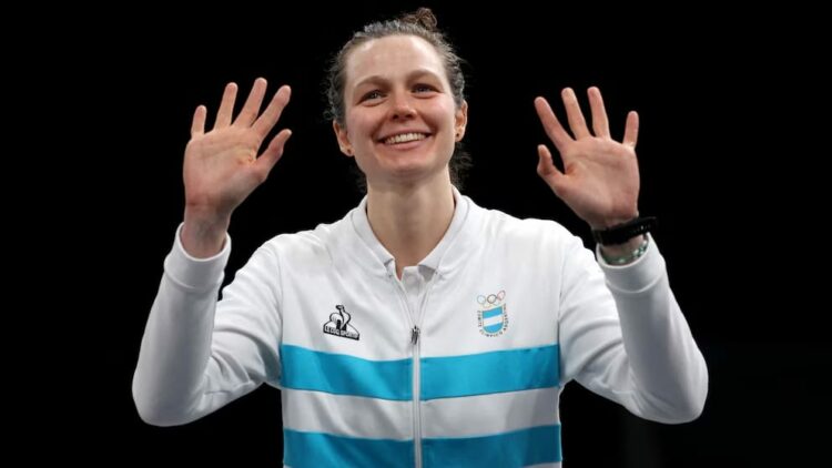 Isabel Di Tella en pleno combate. La atleta argentina conquistó la medalla dorada en Santa Fe mientras combina sus entrenamientos de alto rendimiento con su trabajo en un fondo de inversión en Nueva York.