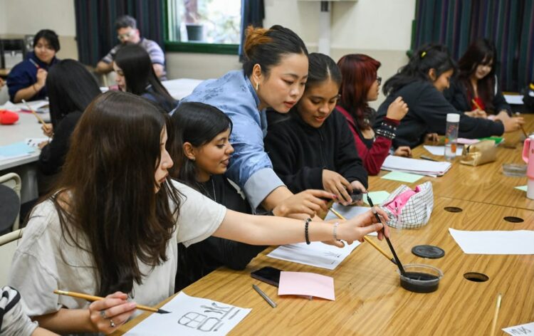 El chino mandarín llega a las escuelas secundarias de Córdoba Cuatro escuelas secundarias con orientación en Lenguas participan este año de la prueba piloto que incorpora la enseñanza de lengua y cultura china.