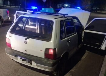 Dos detenidos tras robar un auto y escapar en otro vehículo