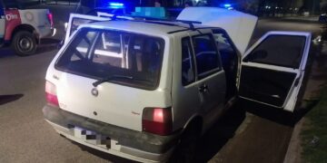 Dos detenidos tras robar un auto y escapar en otro vehículo