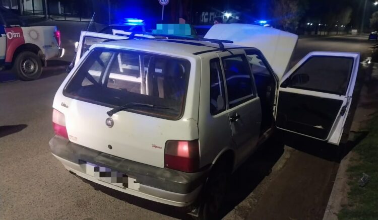 Dos hombres fueron detenidos en Holmberg tras el robo de un Volkswagen Virtus. La Policía recuperó el vehículo y secuestró un arma 9 mm, dinero, un celular y el Fiat Uno utilizado durante la fuga.