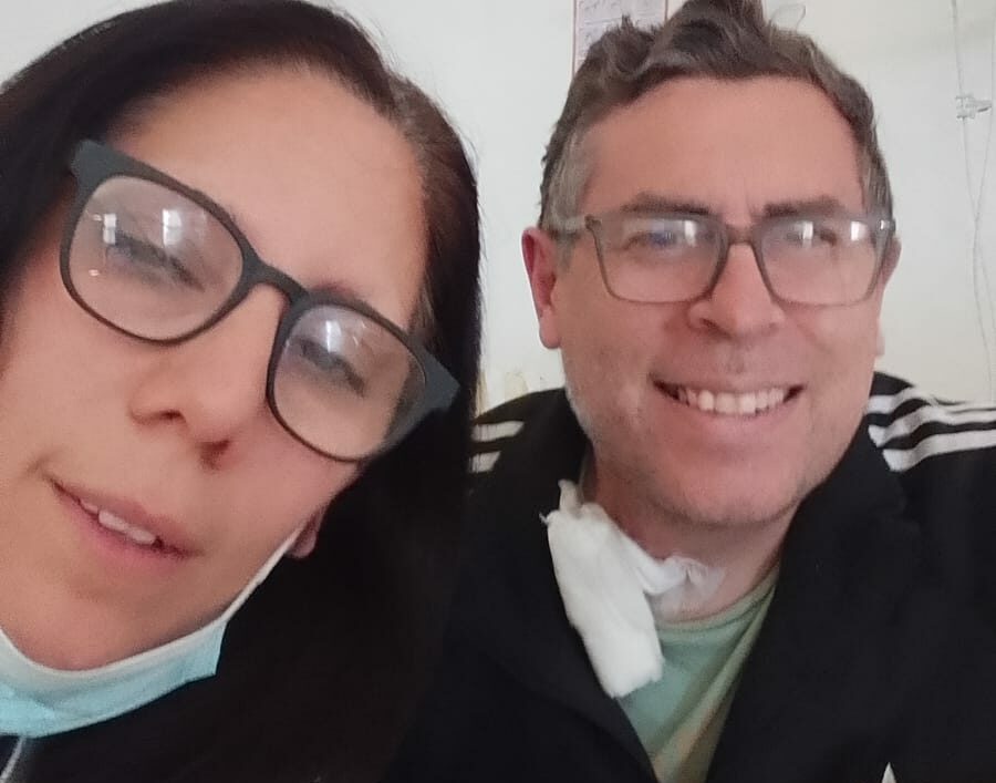 Emiliano Torres y Marta Toledo en el Hospital Córdoba durante el reclamo de cobertura médica