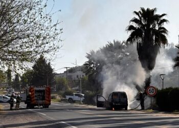 Se incendió un vehículo y los bomberos consiguieron sofocar las llamas