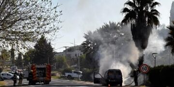 Se incendió un vehículo y los bomberos consiguieron sofocar las llamas