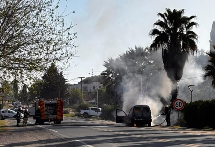 Bomberos Voluntarios de Bialet Massé sofocaron el incendio de un Peugeot Partner sobre la Ruta 38. La conductora, de 27 años, fue asistida y no sufrió lesiones.