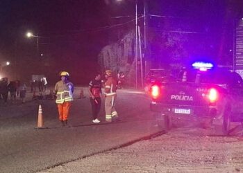 Detuvieron a un hombre tras embestir a dos jóvenes y darse a la fuga