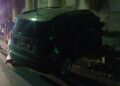 Cayó desde un puente con su camioneta y quedó incrustada contra el guardarraíl