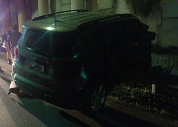 Cayó desde un puente con su camioneta y quedó incrustada contra el guardarraíl Cayó desde un puente con su camioneta y quedó incrustada contra el guardarraíl