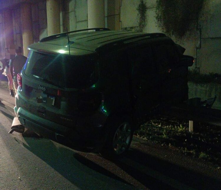 La camioneta Jeep quedó incrustada contra el guardarraíl tras precipitarse desde la estructura del puente en la Avenida Circunvalación.