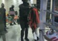 Ofrecían zapatillas en la Peatonal de Córdoba y ocultaban drogas dentro del calzado