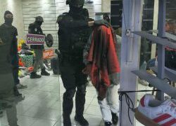 Ofrecían zapatillas en la Peatonal de Córdoba y ocultaban drogas dentro del calzado