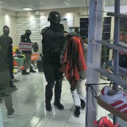 Ofrecían zapatillas en la Peatonal de Córdoba y ocultaban drogas dentro del calzado