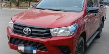 Intentaron escapar en una camioneta robada y fueron detenidos