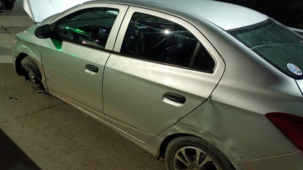 Tres detenidos tras un seguimiento policial que terminó con un auto contra un guardarraíl
