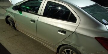 Tres detenidos tras un seguimiento policial que terminó con un auto contra un guardarraíl